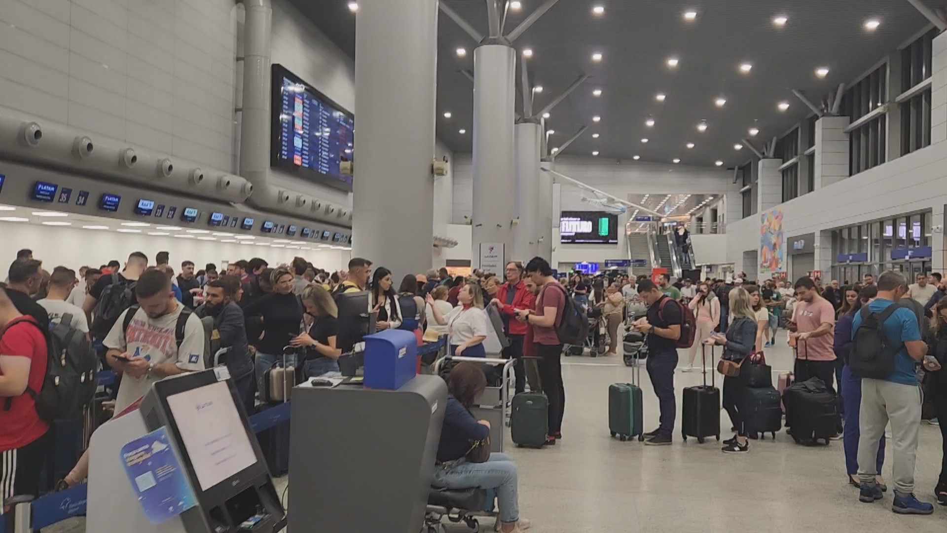 Aeroporto de Porto Alegre registra filas e voos cancelados; companhias restringem operação no terminal