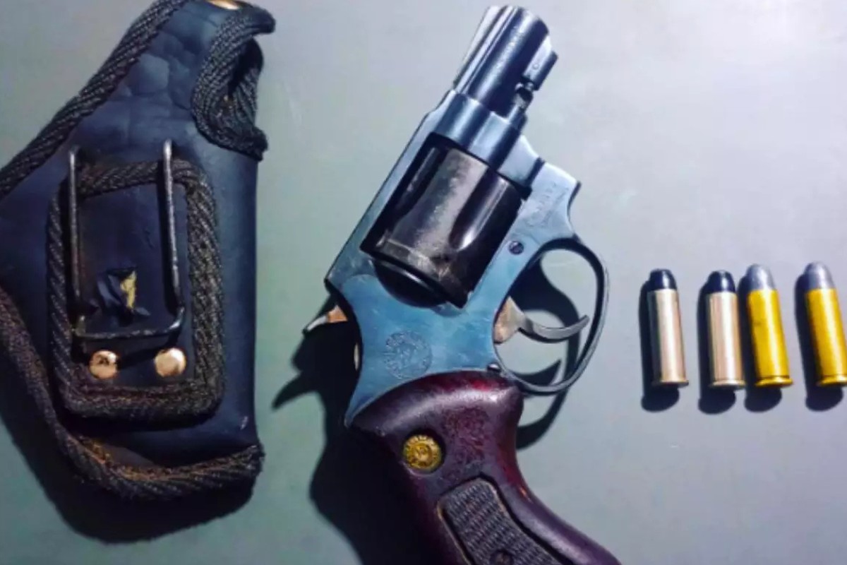 Dono de bar saca arma e ameaça cliente após briga por dívida no litoral de SP