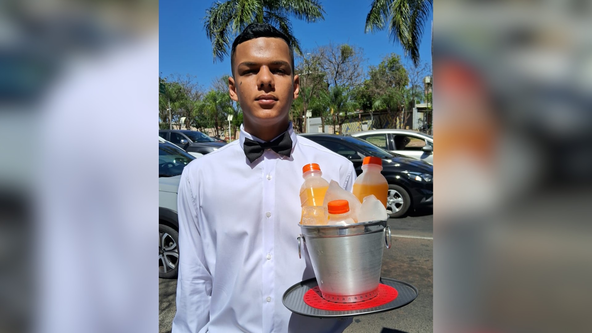 Jovem vende sucos de roupa social em semáforo para realizar sonho de abrir lanchonete com a tia em Uberlândia
