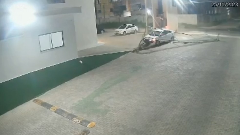 Carro desgovernado derrubou e invadiu empresa de transportes antes de atropelar pedestre na Vila Manoel Sátiro, em Fortaleza. — Foto: Reprodução