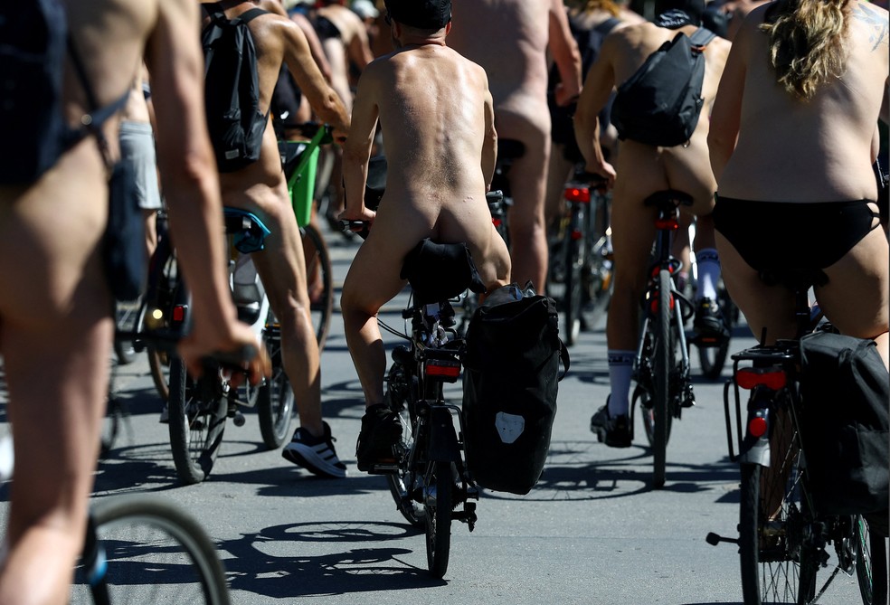 Ciclistas participam do World Naked Bike Ride em Berlim — Foto: REUTERS/Lisi Niesner