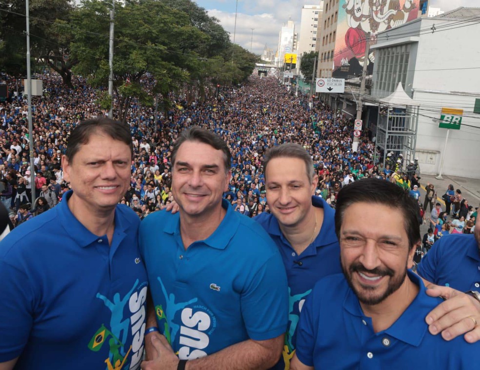 Tarcísio, Flávio Bolsonaro, Guilherme Derrite e Ricardo Nunes na Marcha para Jesus — Foto: WERTHER SANTANA/ESTADÃO CONTEÚDO/ESTADÃO CONTEÚDO