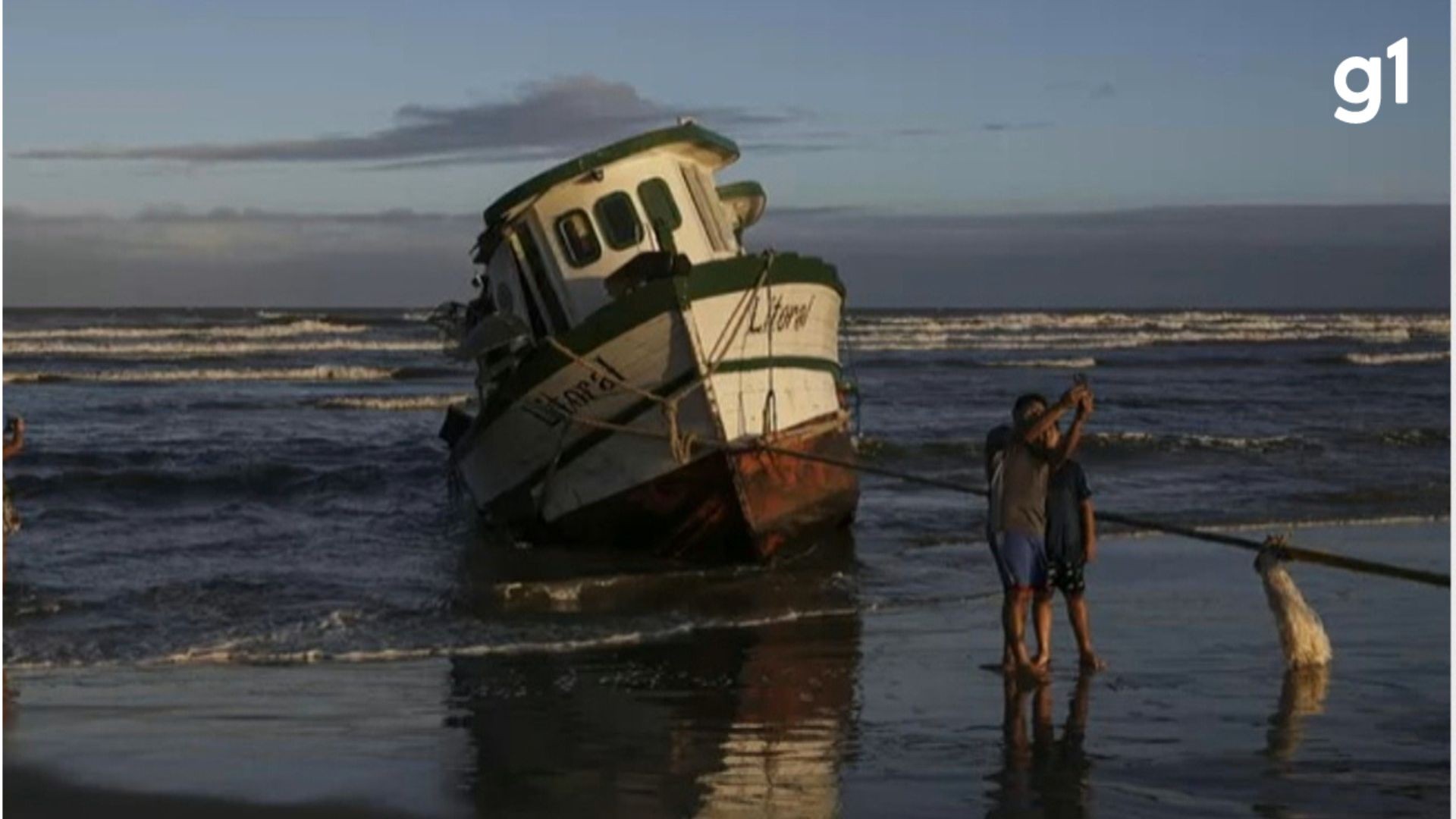 Barco de pesca naufragado vira atração turística em Imbé; veja FOTOS