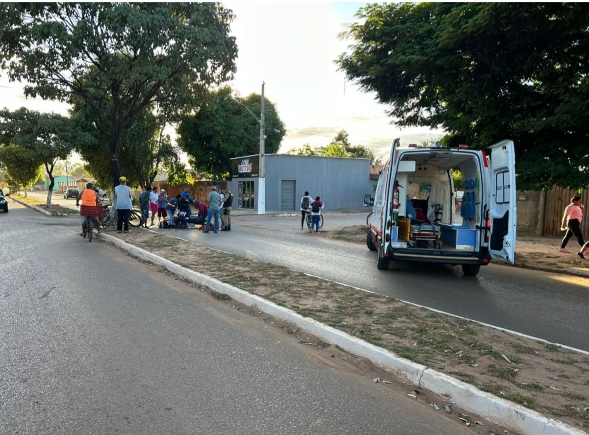 Motociclista sem CNH e motorista de ônibus escolar com exame toxicológico vencido se envolvem em acidente