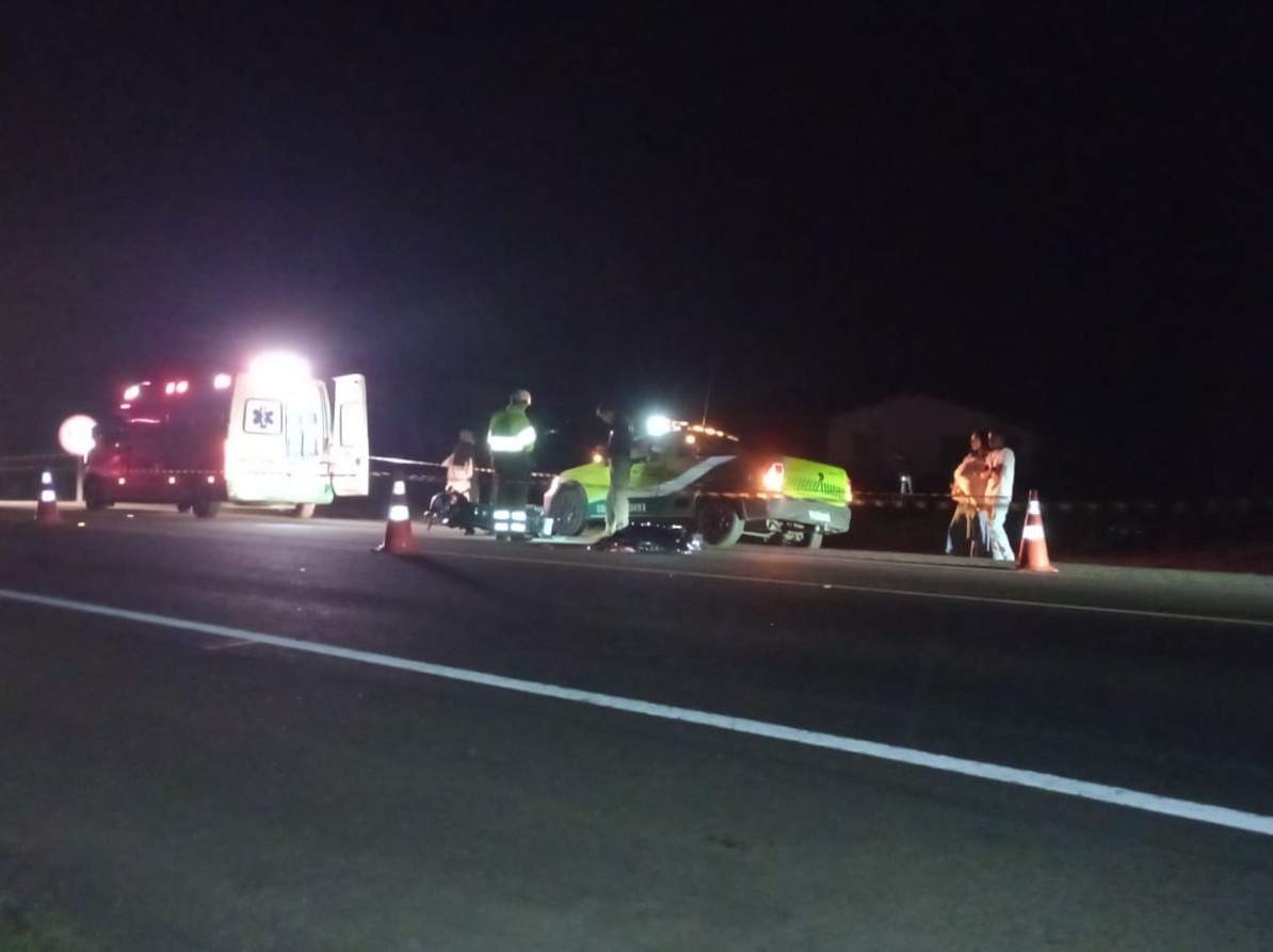 Motociclista bate em carro e morre na BR-116, em São João do Manhuaçu 