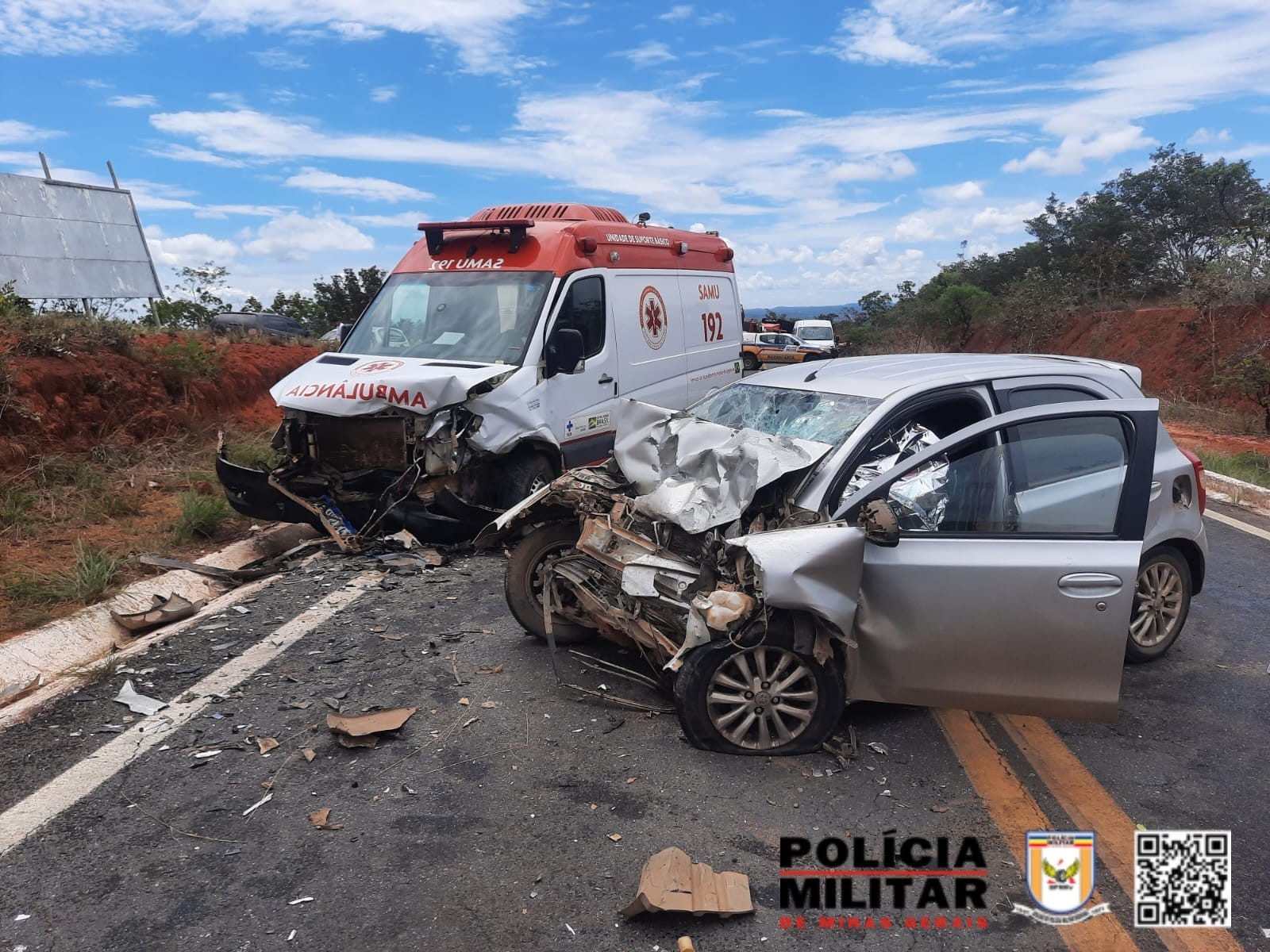 Acidente entre ambulância do Samu e carro deixa duas pessoas mortas e quatro feridas na MG-202, em Brasília de Minas