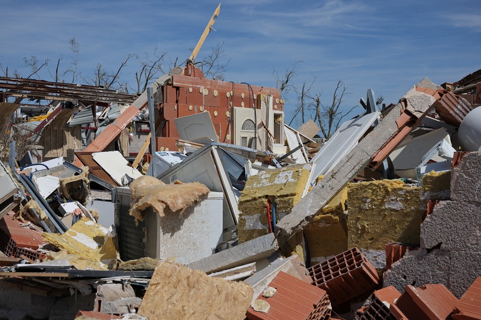 Destroços de casas destruídas um dia após um tornado atingir a vila de Pomas, na França — Foto: REUTERS / Manon Cruz
