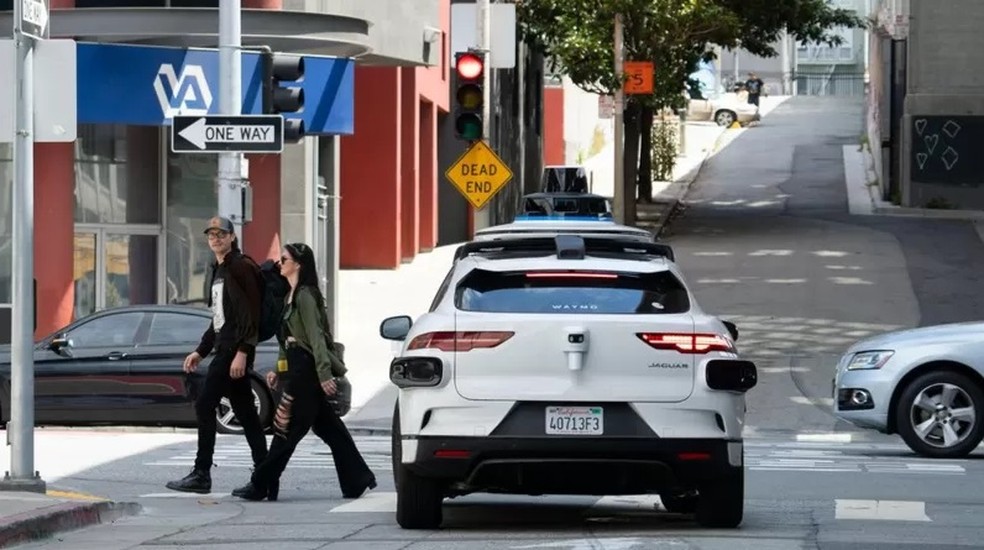 A empresa norte-americana de carros autônomos Waymo, ligada à Google, já está oferecendo serviços de táxi sem motorista em São Francisco, na Califórnia, e em Phoenix, no Arizona — Foto: ALAMY