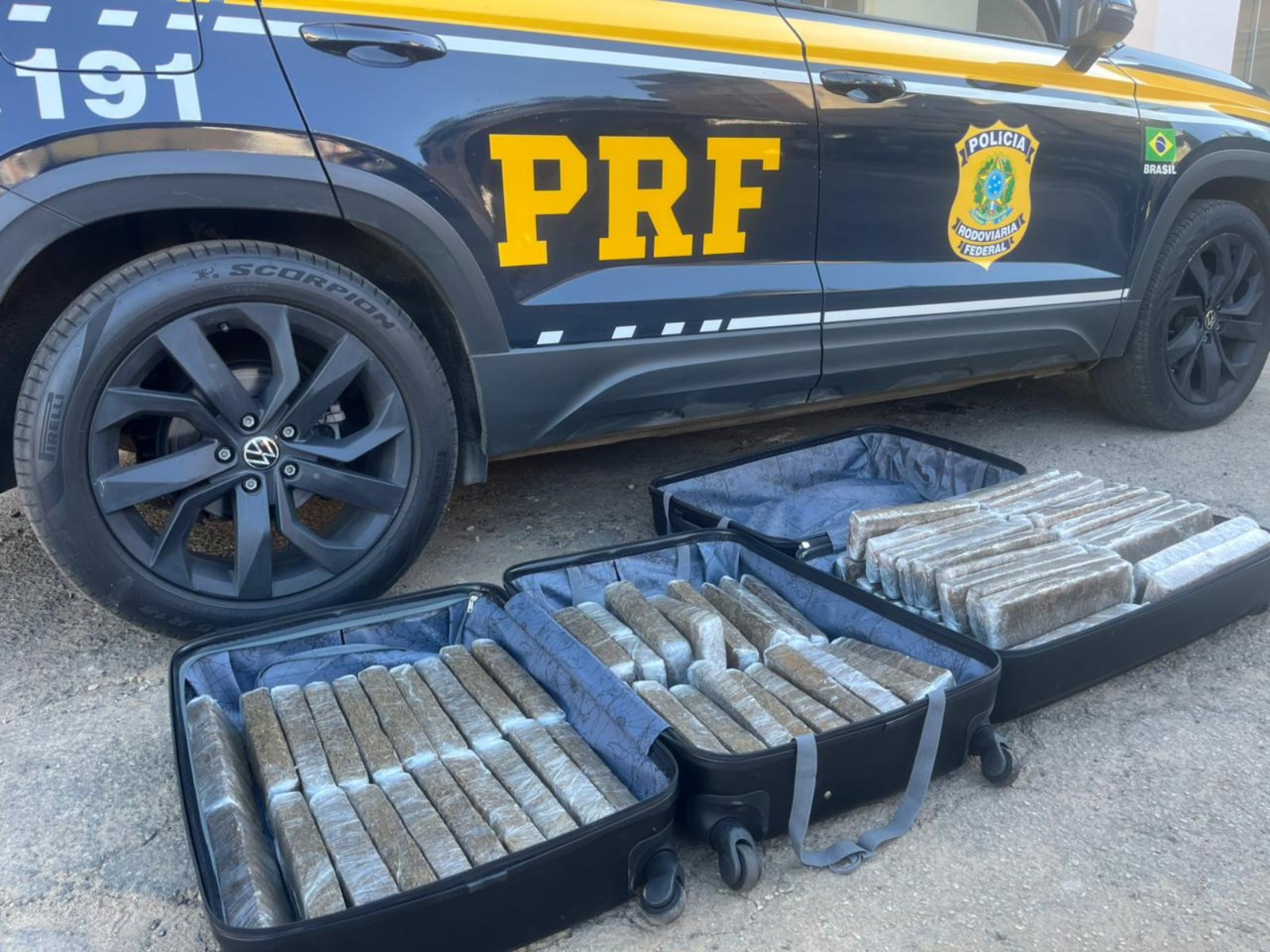 PRF apreende malas com 50 kg de maconha em ônibus na BR-116, em Manhuaçu