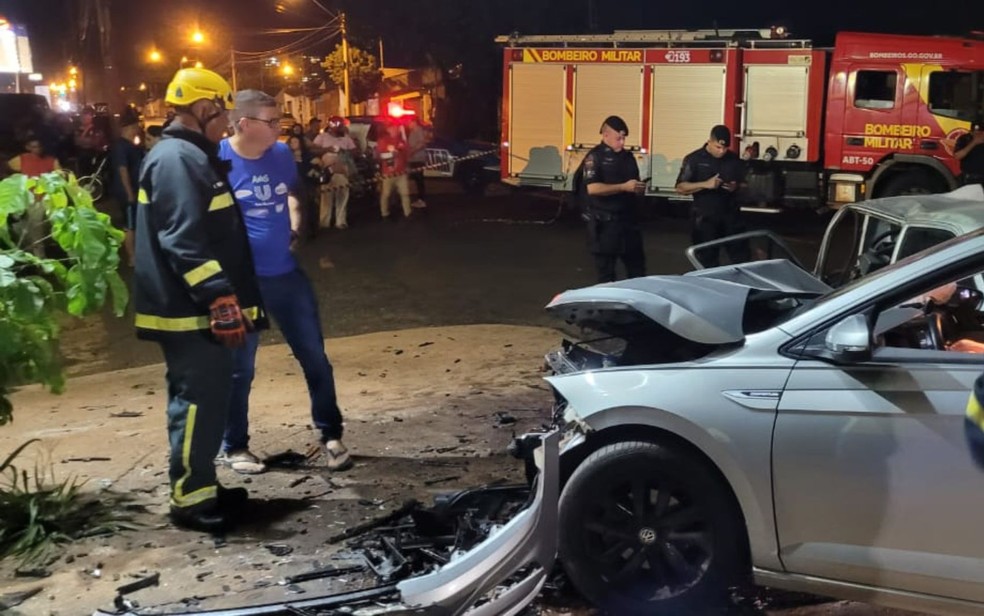 Estudante morre após carros baterem de frente em Goiás — Foto: Divulgação/Corpo de Bombeiros