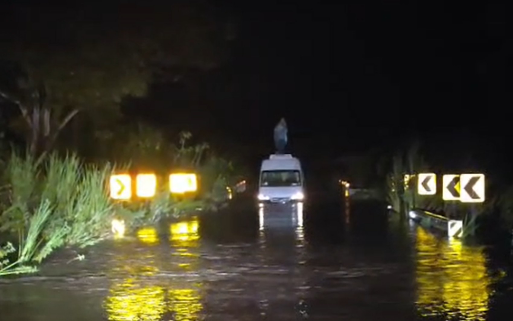 Temporal tem alagamentos, casas invadidas pela água e motorista ilhado em teto de van no interior de SP; VÍDEO