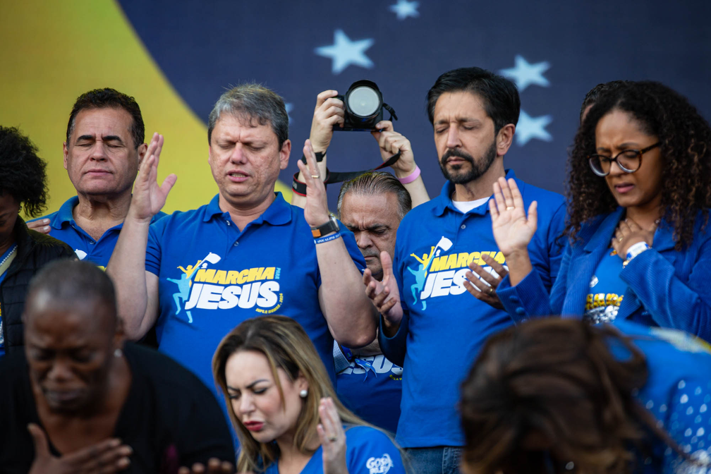 Governador Tarcísio de Freitas e prefeito Ricardo Nunes no palco da Marcha para Jesus — Foto: Fábio Tito/g1