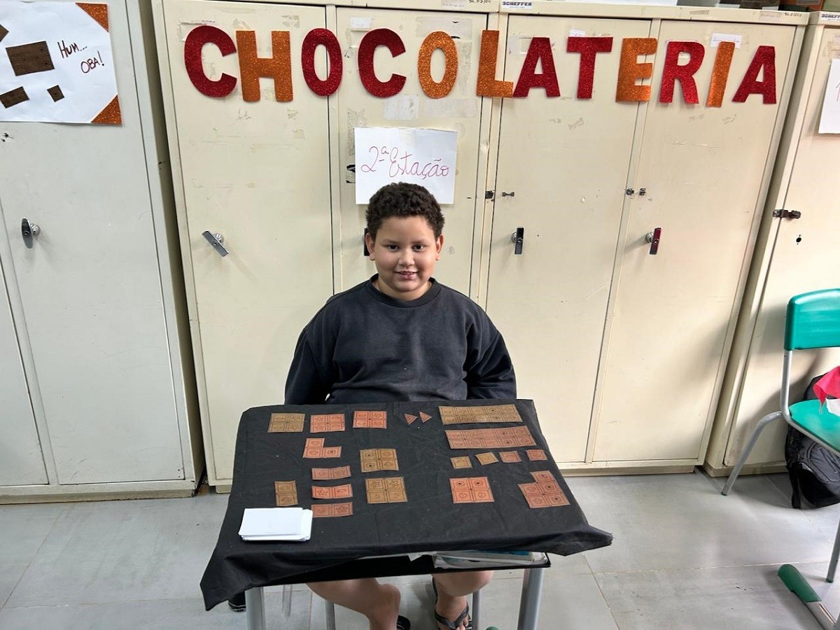 Professora cria 'fábrica de chocolate' para ensinar matemática a crianças e desempenho da turma melhora: 'Esperam ansiosos pela aula'