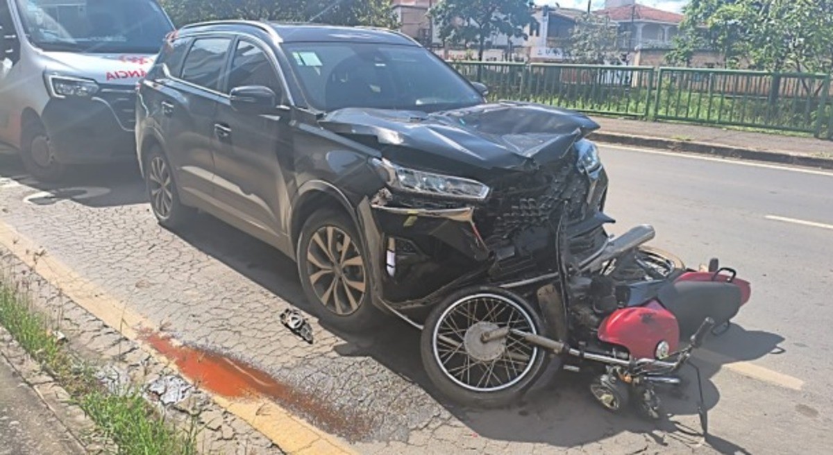 Motociclista morre após acidente com carro em cruzamento no bairro Melo, em Montes Claros
