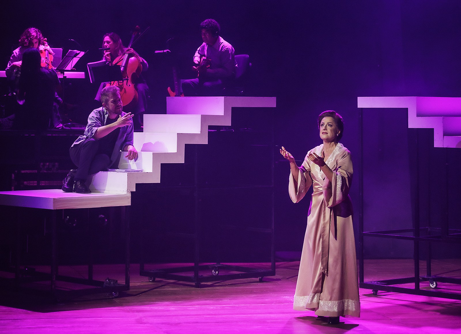 Soraya Ravenle vive o milagre supremo de evocar Dalva de Oliveira no delírio dramatúrgico do autor Renato Borghi