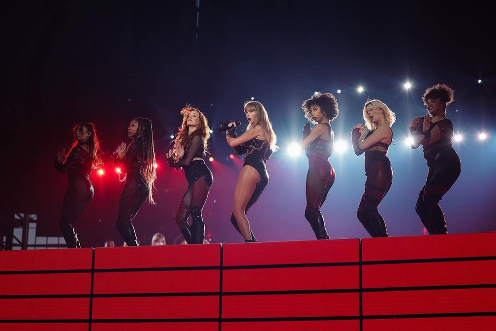 Taylor se apresenta com seus bailarinos em show nos EUA — Foto: Reprodução/Instagram