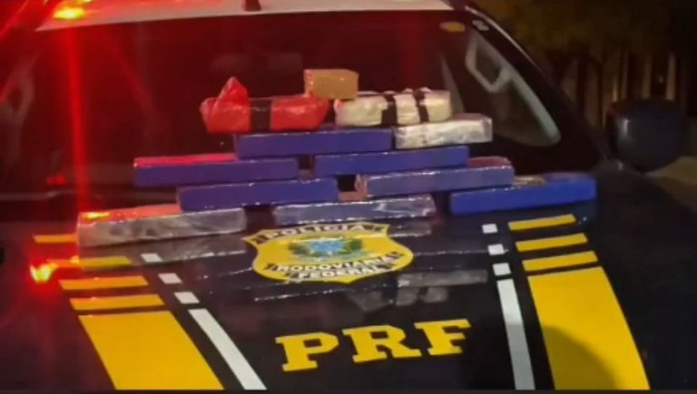 Foragido da Justiça é preso ao ser flagrado transportando 10 quilos de drogas na BR-135 em Bom Jesus