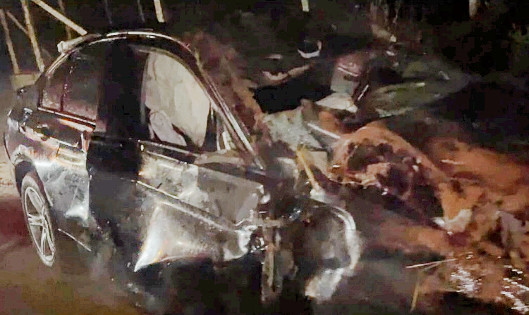 Motorista fica ferido após bater BMW em carro de boi e capotar na MG-290, no Sul de Minas