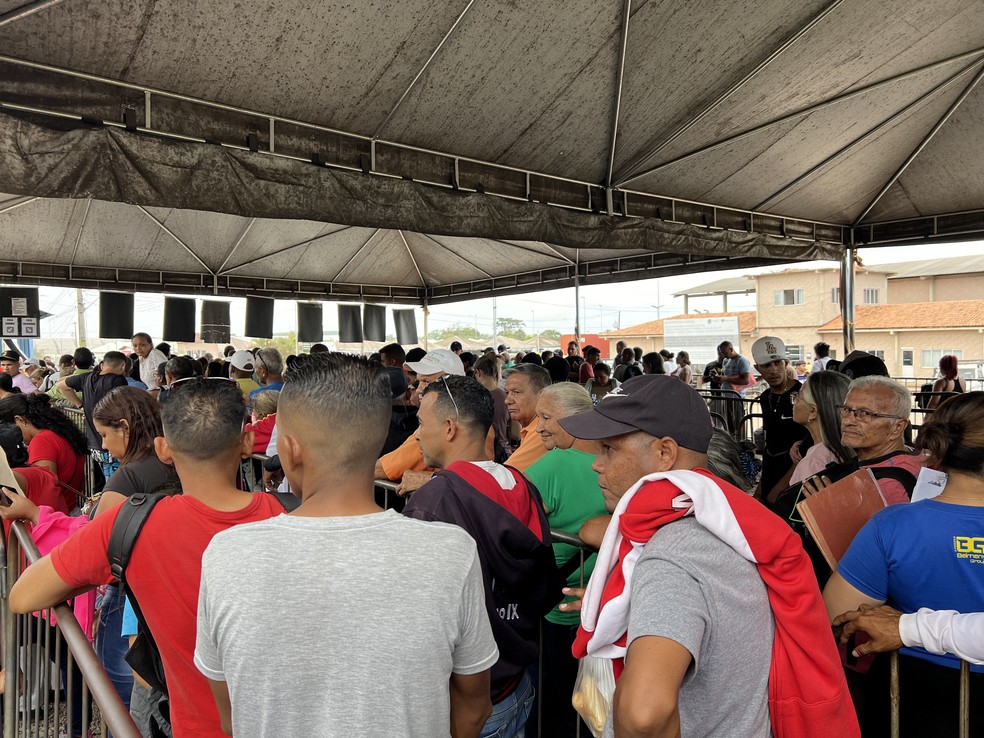 Cerca de 400 migrantes venezuelanos esperam em posto de triagem da Operação Acolhida em Pacaraima — Foto: Caíque Rodrigues/g1 RR