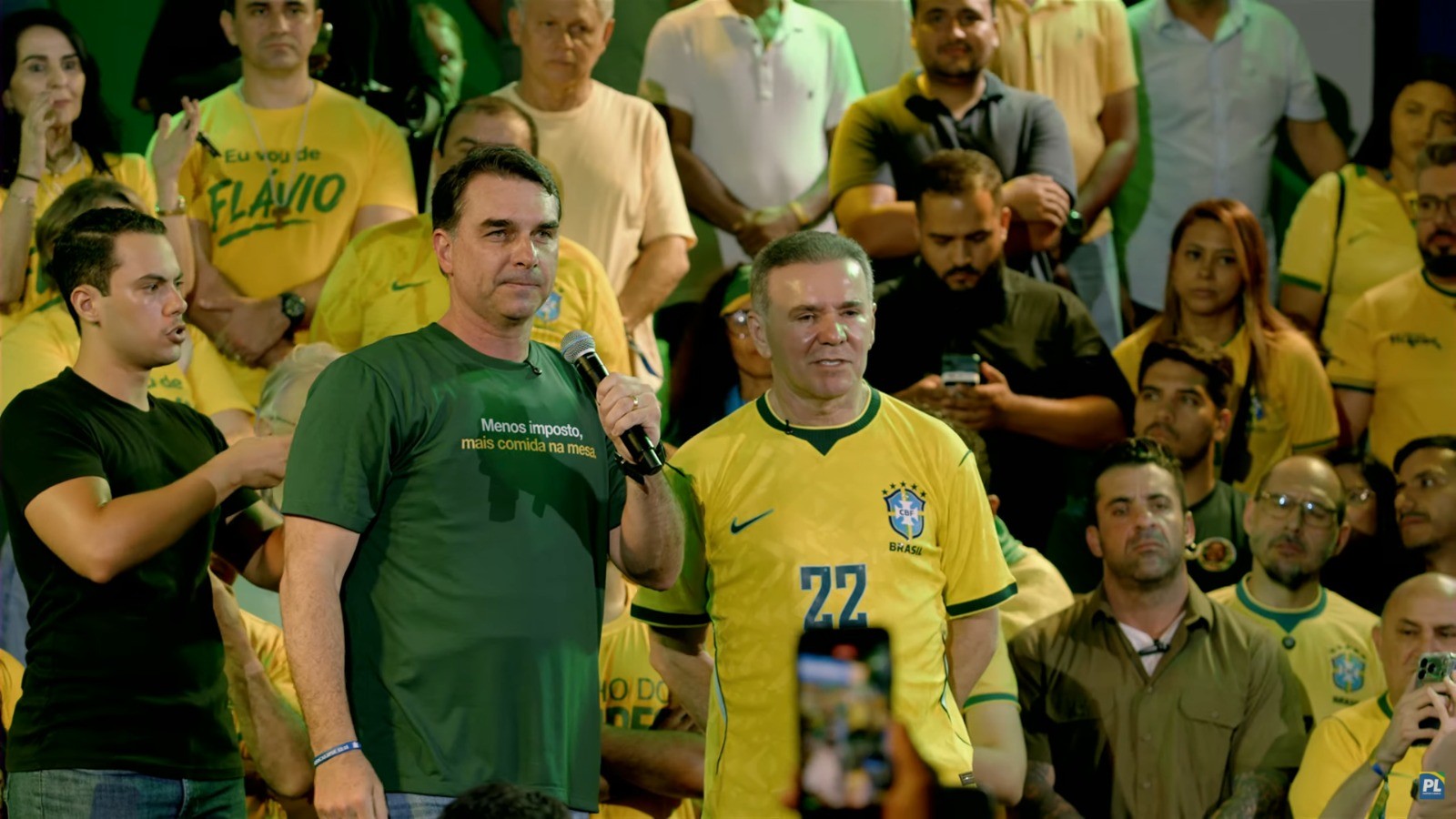 Alcides Fernandes oficializa pré-candidatura ao Senado pelo Ceará em evento ao lado de Flávio Bolsonaro