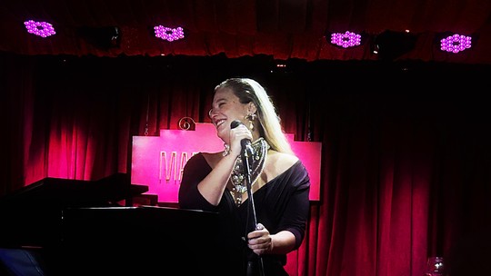 Alice Caymmi é única legítima herdeira musical da tia Nana em show à flor da pele com ‘tragédias’ e ‘suaves venenos’ - Mergulho profundo na eternidade e intensidade de Nana Caymmi, show é grito de amor da sobrinha para a cantora morta em 1º de maio, aos 84 anos.