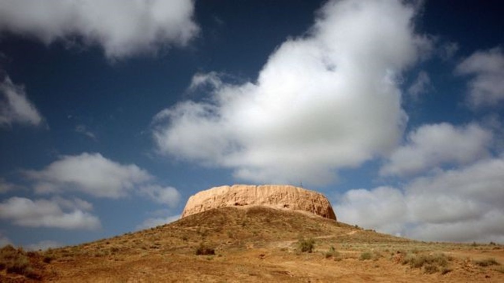 Zoroastristas deixam os corpos dos mortos nas Torres do Silêncio, como esta em Chilpyk, no Uzbequistão — Foto: Alamy/Via BBC