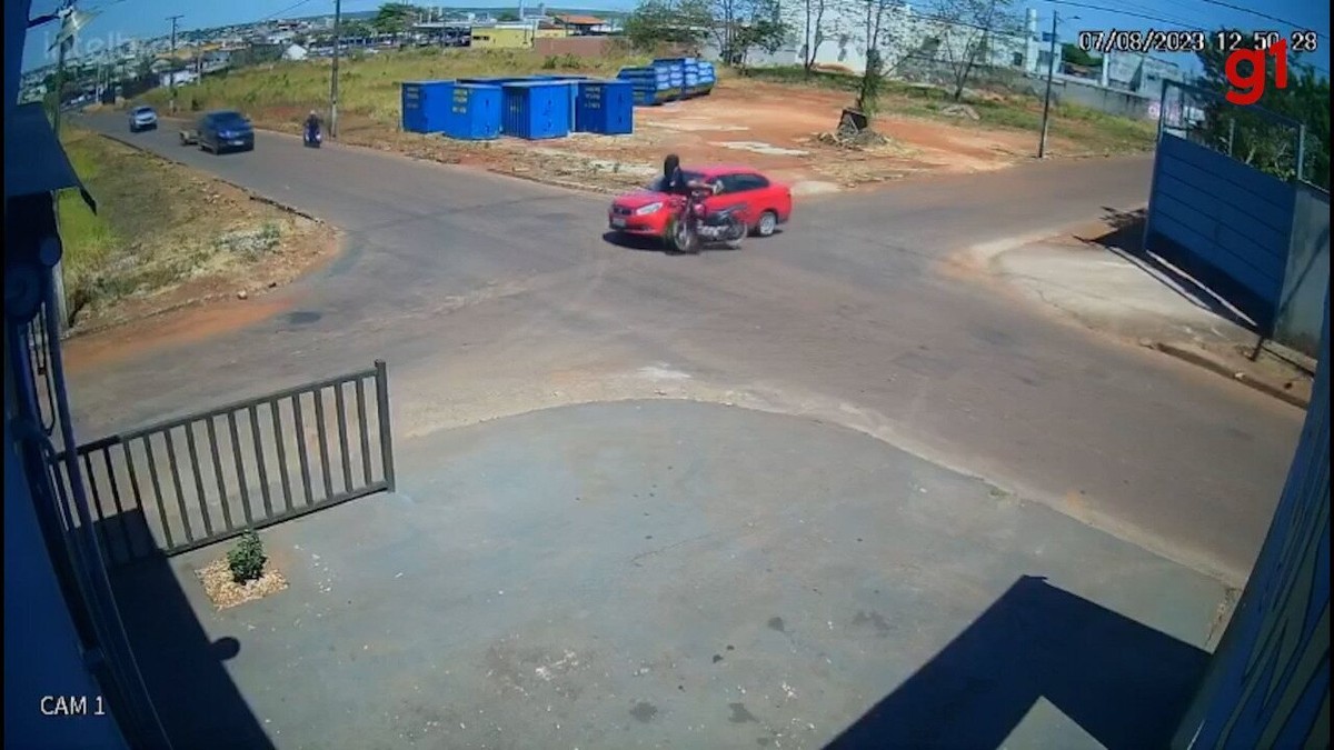 Homem joga moto contra porta da Câmara Municipal de Uberlândia; veja vídeo