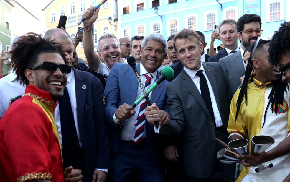 Macron toca tambor com Olodum e curte roda com Filhos de Gandhy em Salvador — Foto: Matheus Landim/GOV BA