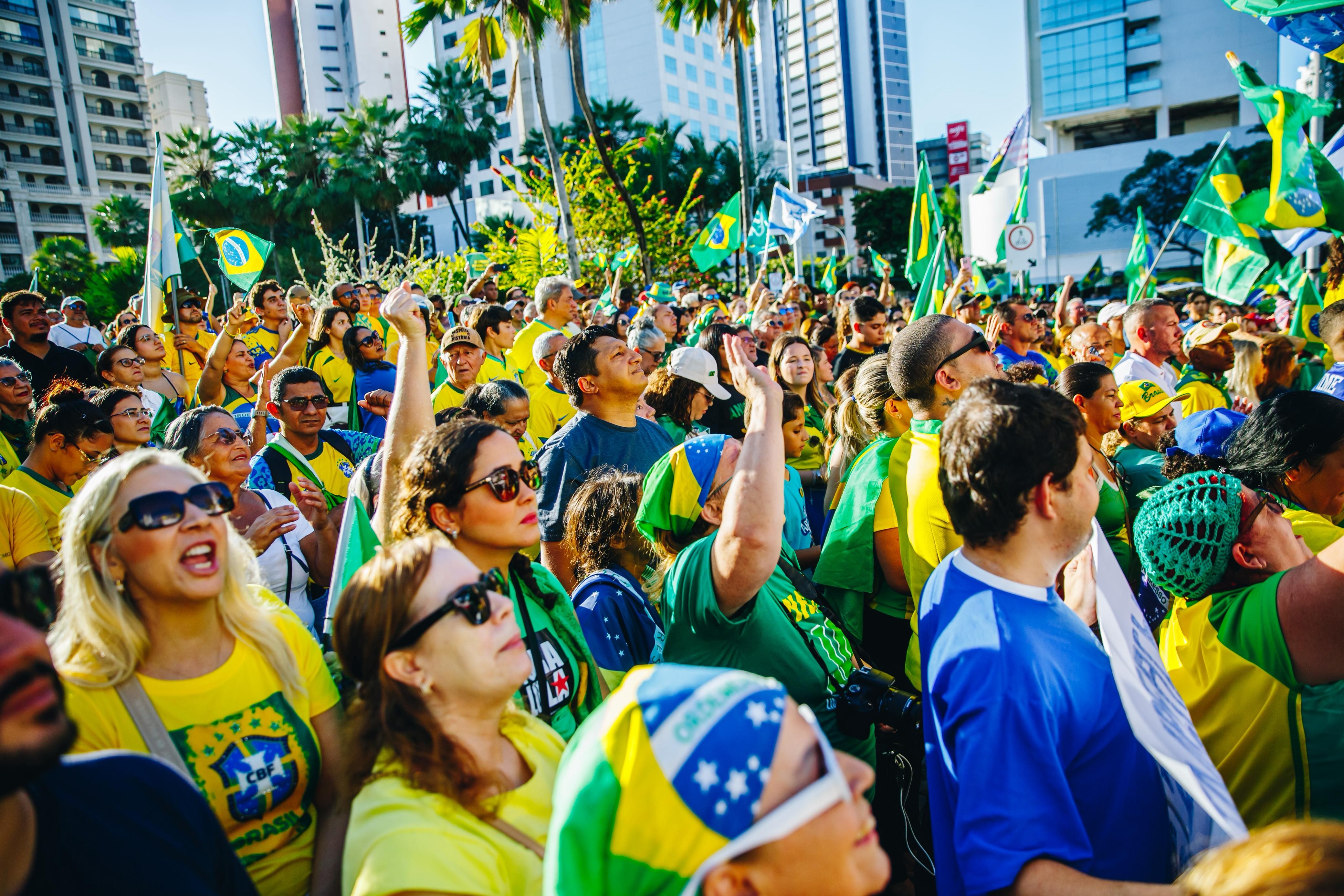 Apoiadores de Bolsonaro protestam contra Moraes e Lula e pedem anistia em Fortaleza