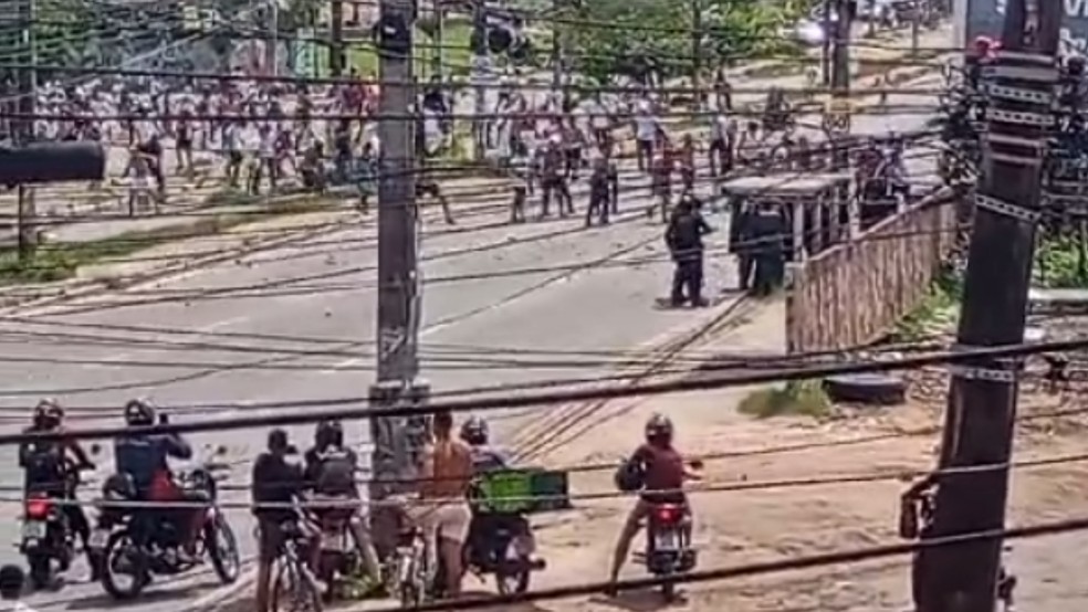 Após intervenção policial (mais à direita na imagem), torcedores foram presos antes de jogo entre Fortaleza e Ceará — Foto: Reprodução