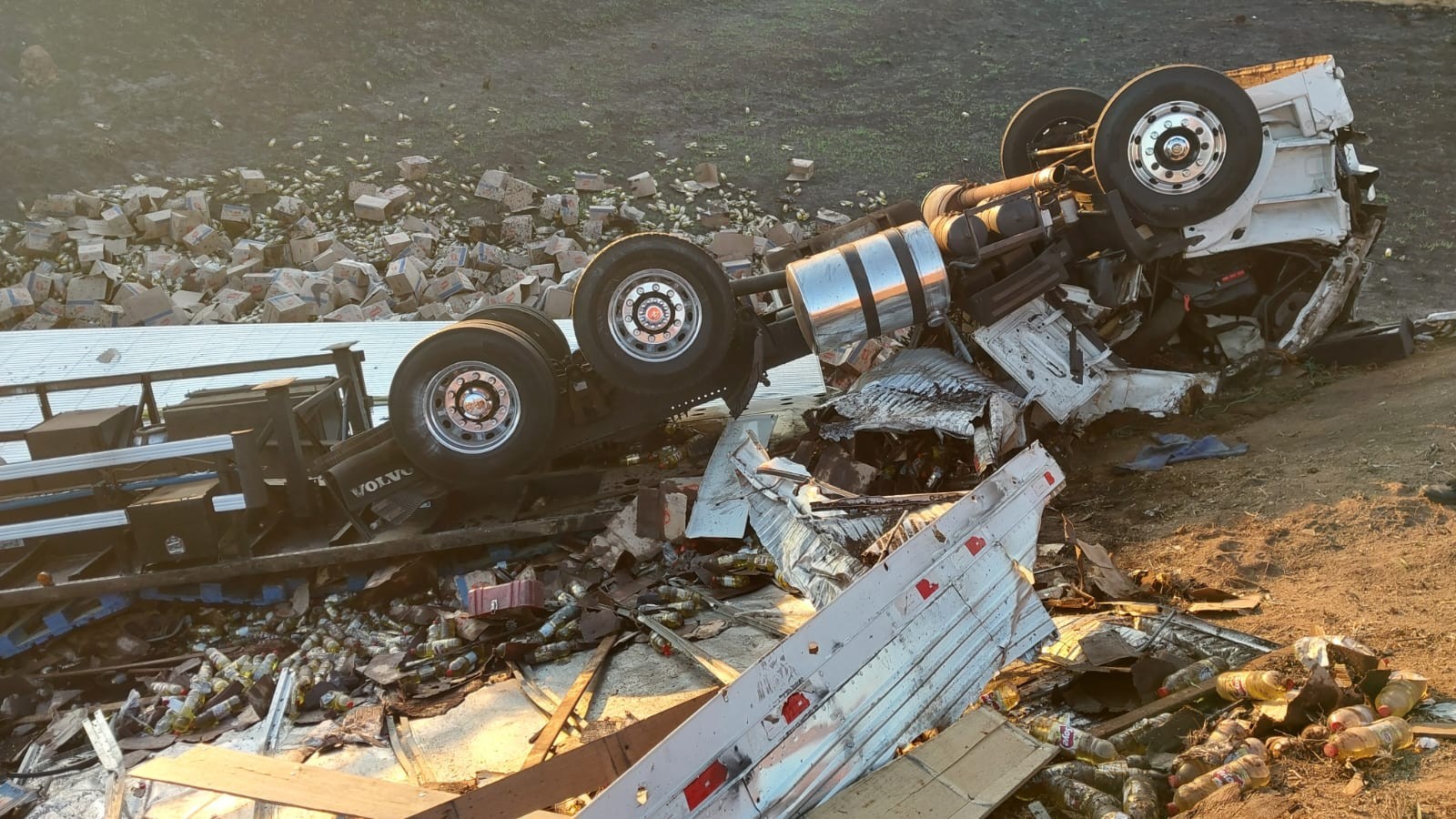 Caminhoneiro morre após carreta carregada com 25 toneladas de óleo vegetal tombar na Rodovia Marechal Rondon em Jundiaí