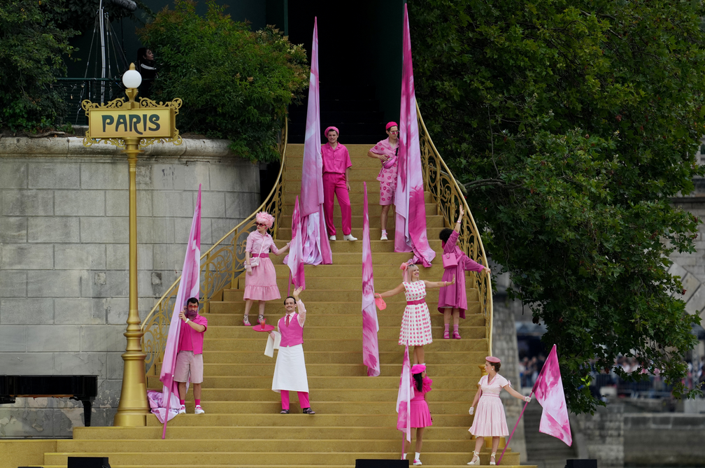 Artistas começam a se posicionar para a cerimônia de abertura das Olimpíadas 2024 — Foto: Aleksandra Szmigiel/Reuters