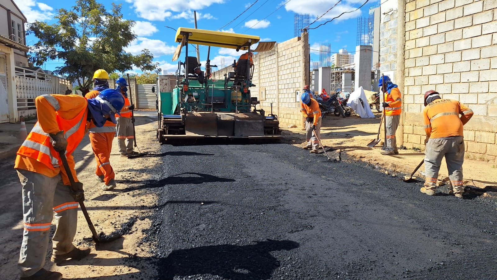 Ruas do bairro Ibituruna, em Montes Claros, são completamente recuperadas