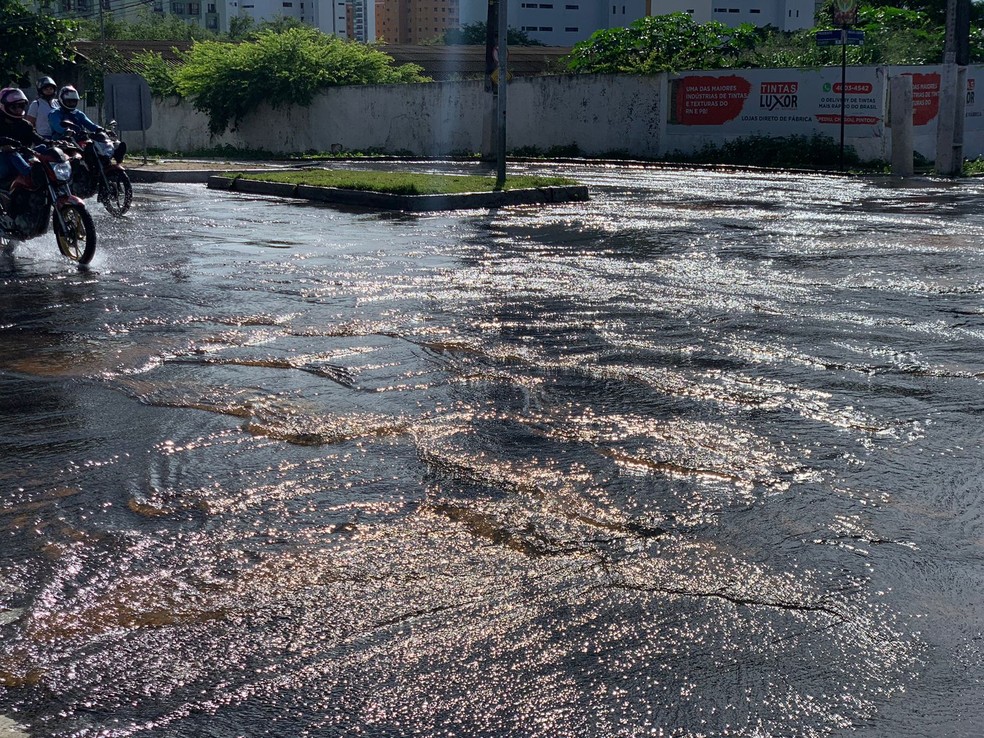 Tubulação tem vazamento e água se acumula em cruzamento entre avenidas na Zona Sul de Natal — Foto: Gustavo Brendo / Inter TV Cabugi