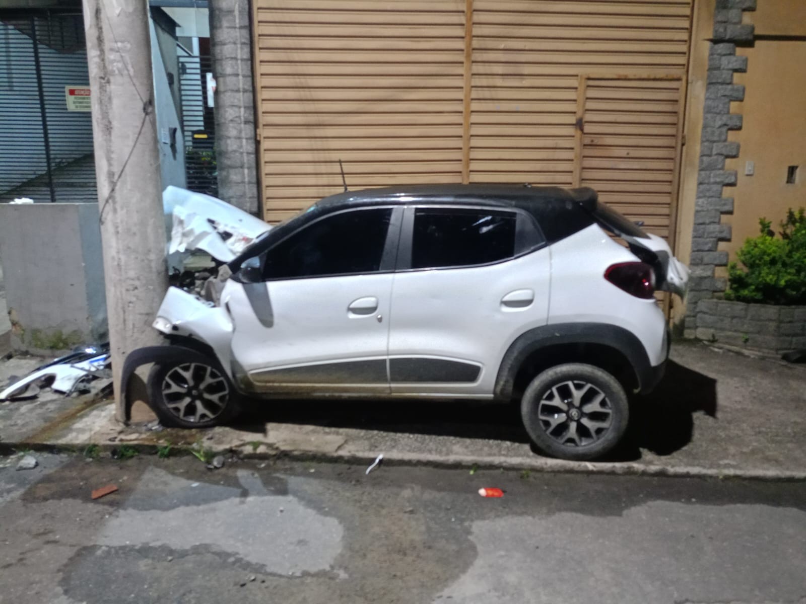 Homem morre e três ficam feridos após carro bater em poste em Volta Redonda 