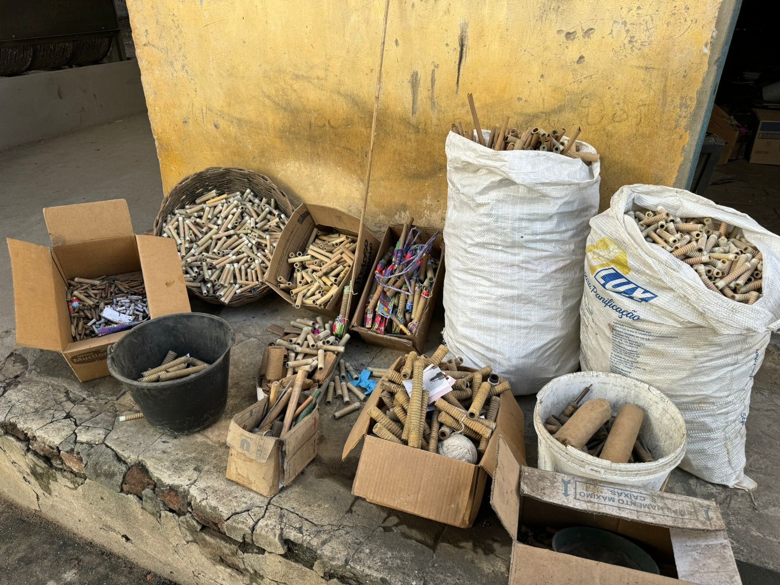 Fiscalização detona 46 kg de pólvora encontrados em fábrica clandestina de fogos em Traipu; veja explosão