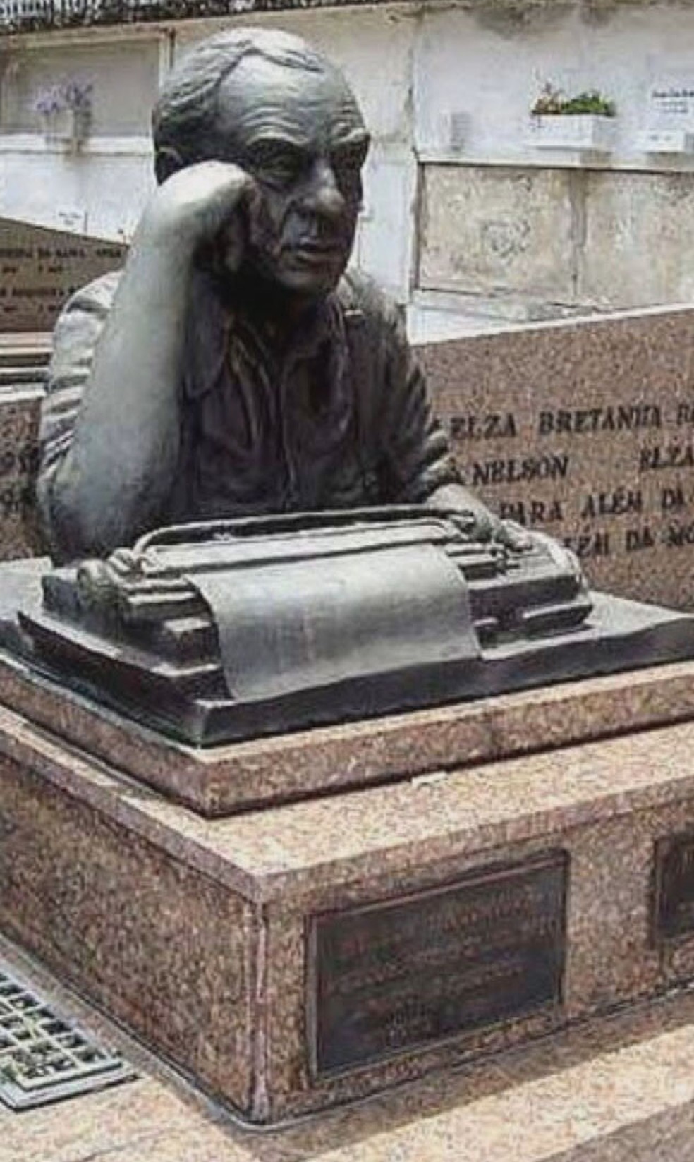 Estátua furtada do túmulo do escritor Nelson Rodrigues no Cemitério São João Batista, em Botafogo — Foto: Reprodução/ TV Globo