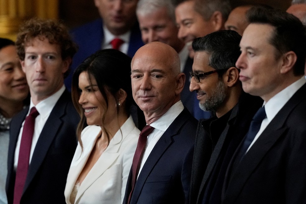 Os CEOs Mark Zuckerberg (Facebook), Jeff Bezos (Amazon), Lauren Sanchez (esposa de Bezos), Sundar Pichai (Google) e Elon Musk (Tesla, SpaceX e X) na cerimônia de posse. — Foto: Julia Demaree Nikhinson/REUTERS