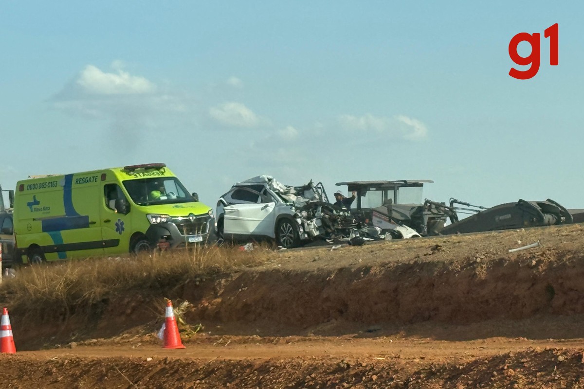 Motorista morre ao bater carro em caminhão na BR-163 em MT