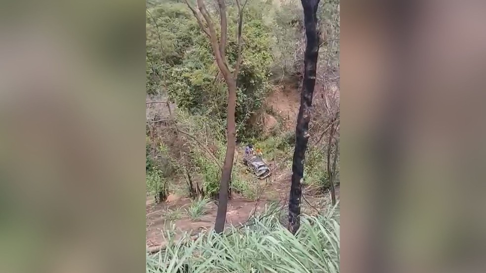 Casal sobrevive ap&oacute;s carro capotar em ribanceira de 70 metros na MG-188 &mdash; Foto: Paracatu News/Reprodu&ccedil;&atilde;o