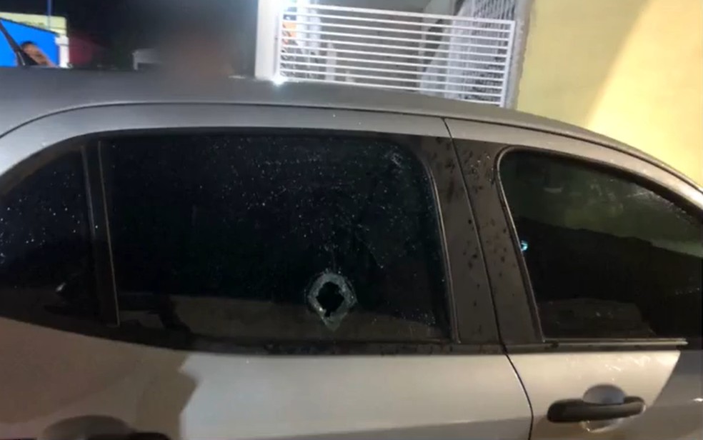 Carro da prefeita de Aporá após ser atingido por tiro — Foto: Redes sociais