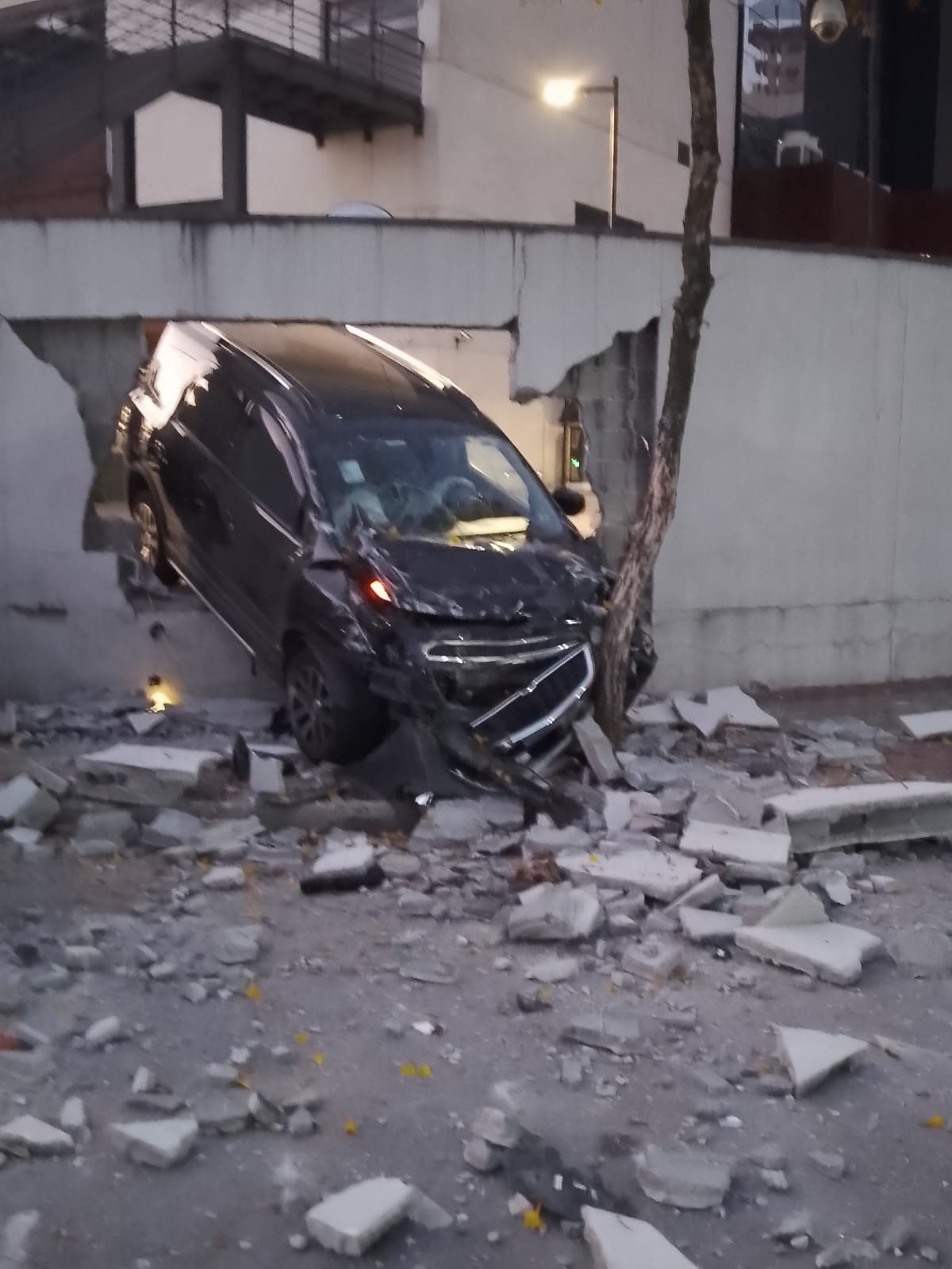 Idosa perde o controle da direção, bate carro e atravessa muro de estacionamento no Jardim Aquarius, em São José