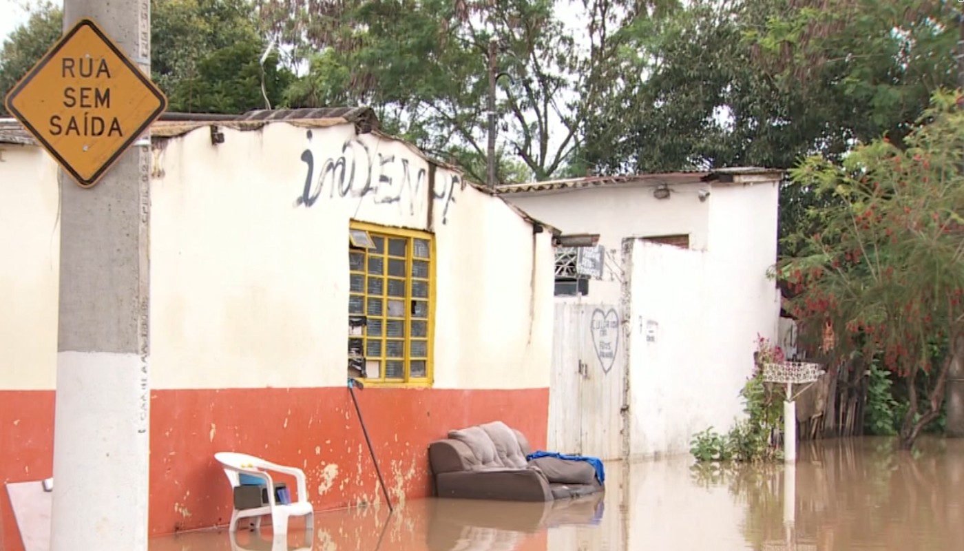 Rio Capivari começa a baixar após alagar bairros e deixar famílias desabrigadas: 'Agora, é começar tudo de novo', diz moradora