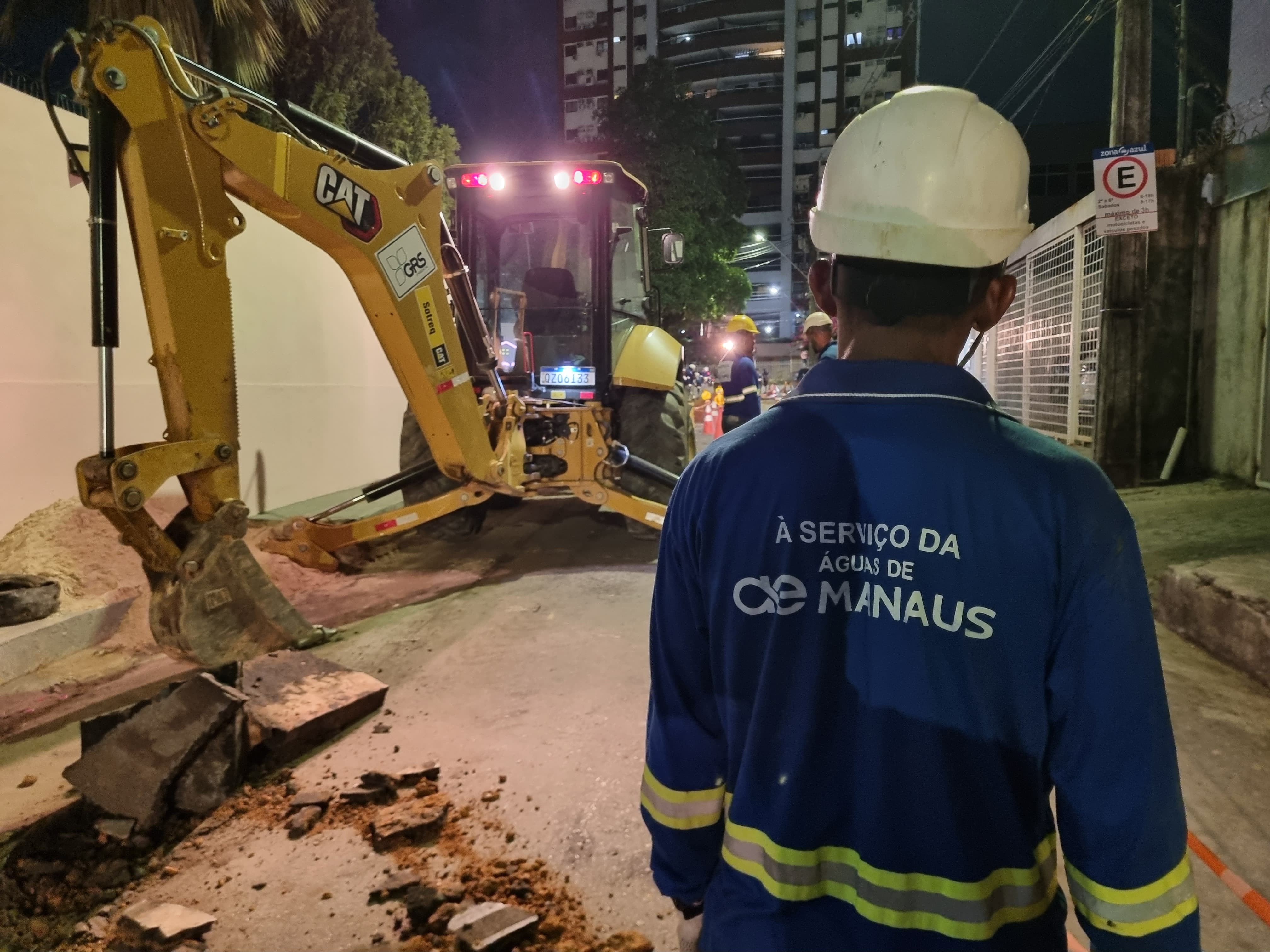 Águas de Manaus atua com obras de esgoto em 12 áreas da cidade