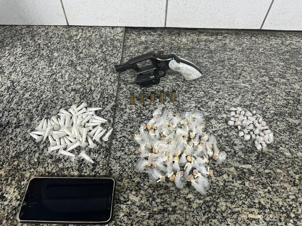 Arma e drogas apreendidas com suspeito na Boca do Rio, em Salvador — Foto: Divulgao/PM