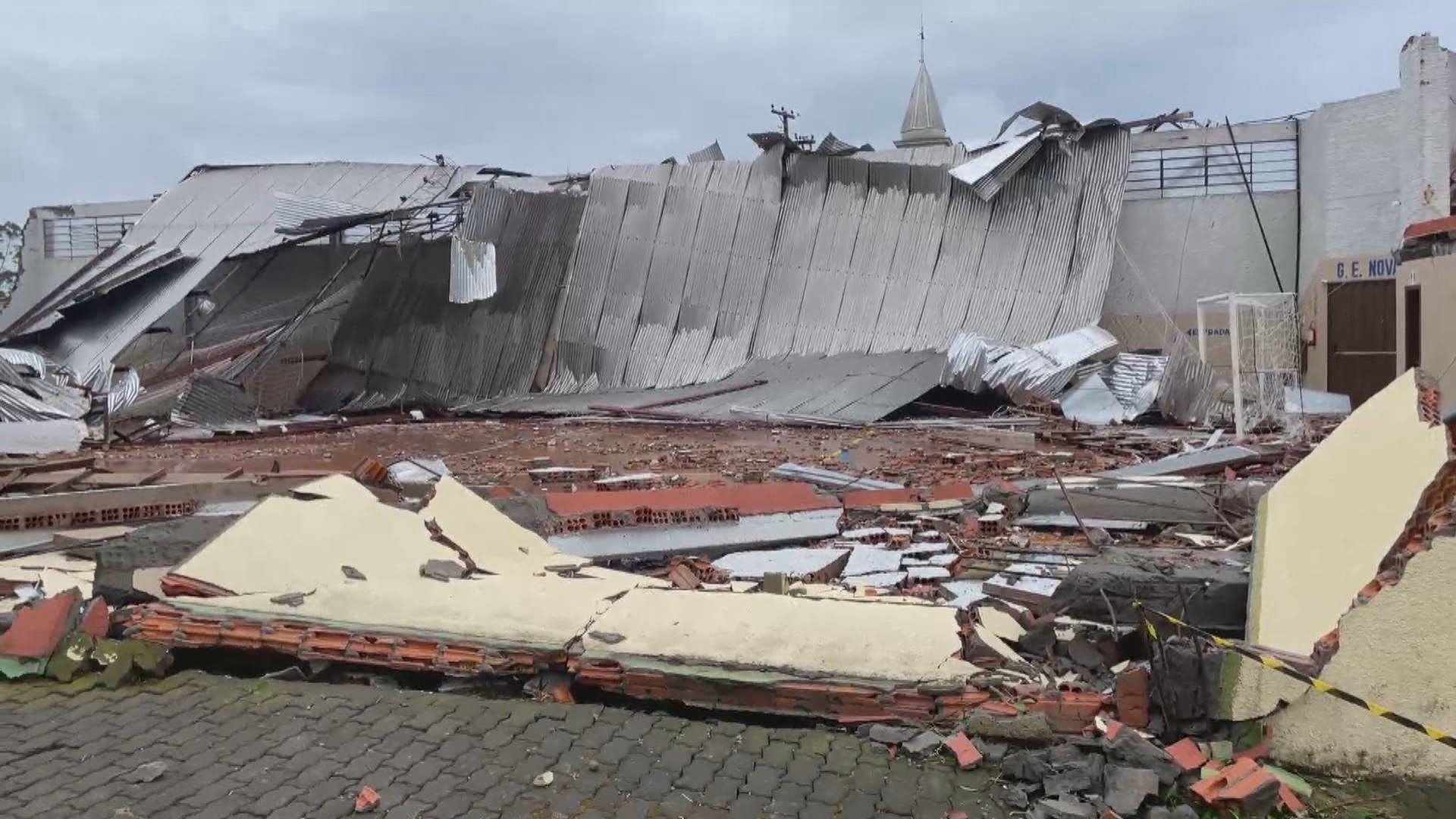 Avanço de ciclone para o oceano pode provocar rajadas de vento de mais de 100 km/h no RS; veja regiões em alerta