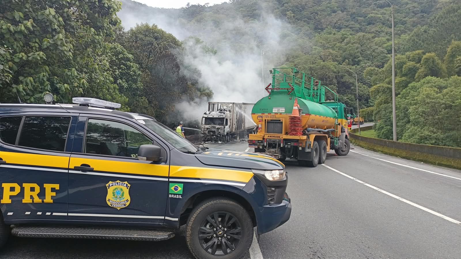 Incêndio em caminhão que transportava produtos ortopédicos interdita BR-376, no litoral do Paraná