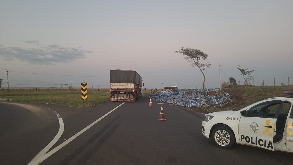 Caminhão com carga de cerveja tomba na Rodovia Arlindo Béttio, em Rosana (SP) — Foto: Polícia Rodoviária