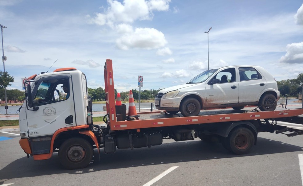Carro foi levado para o pátio da Secretaria de Mobilidade Urbana (Semob) — Foto: Secom/Cuiabá