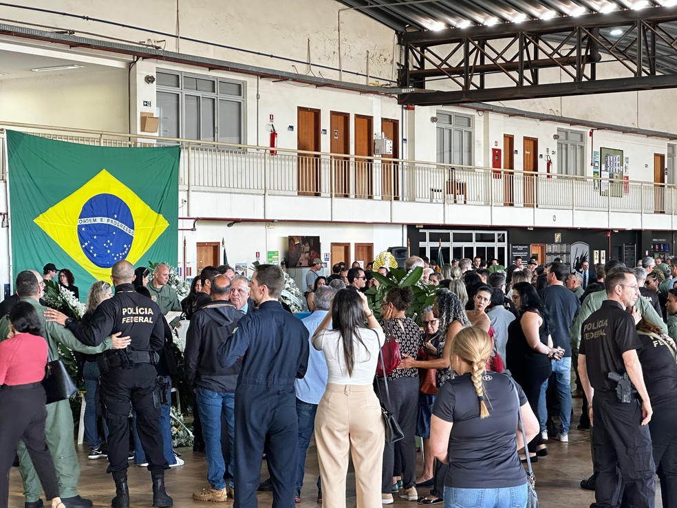 Velório de policiais federais mortos em acidente de avião foi fechado para amigos, familiares e colegas de trabalho — Foto: Reprodução